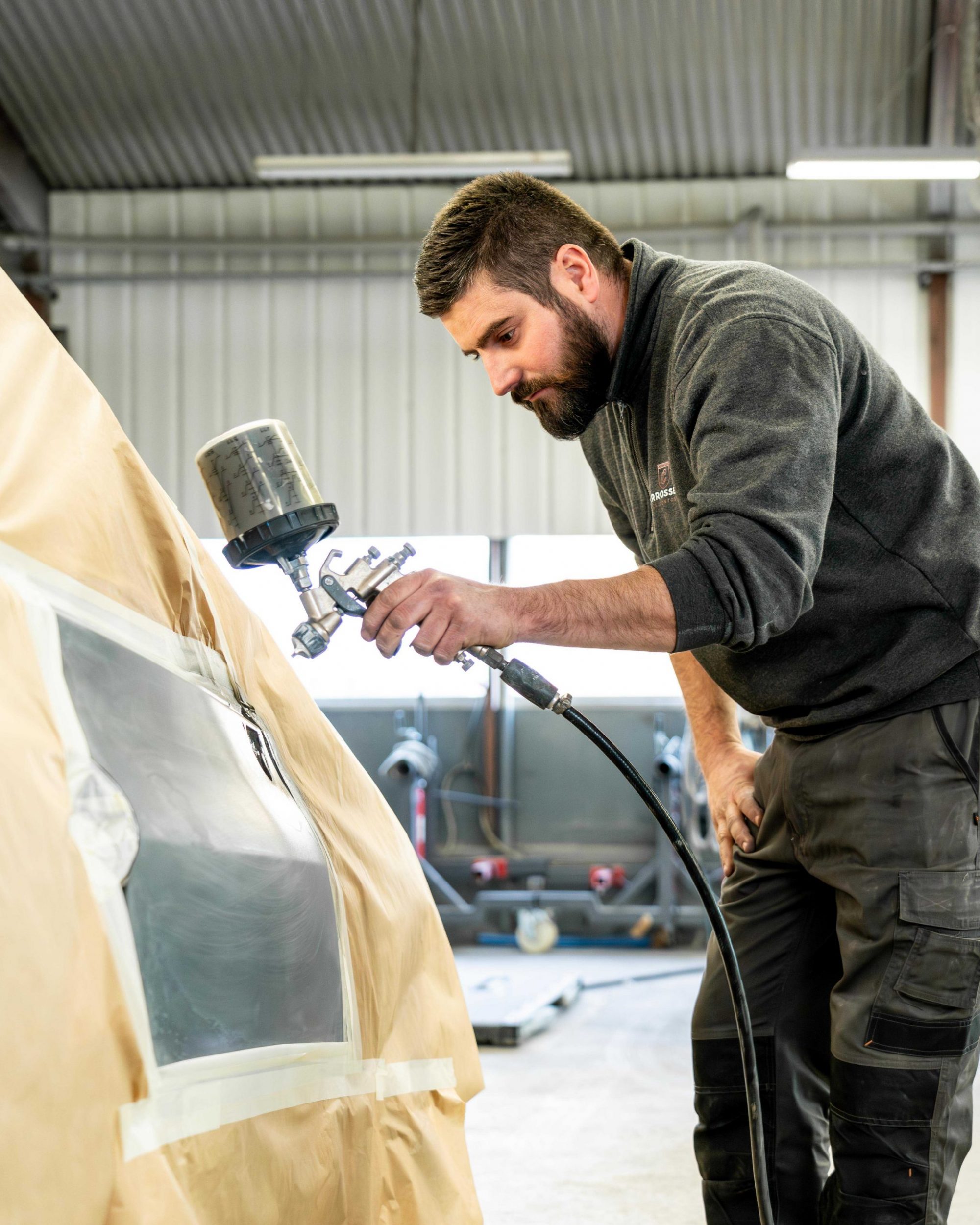 Carrossier pose un apprêt