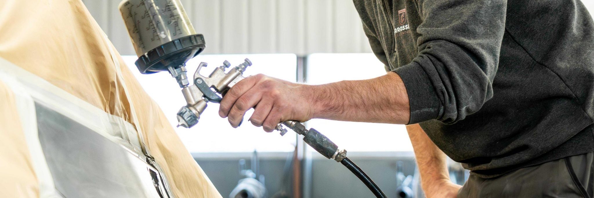 Carrossier pose un apprêt