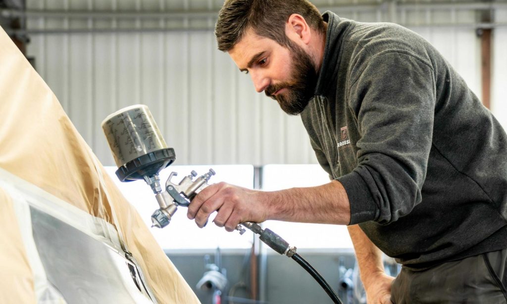 Carrossier pose un apprêt