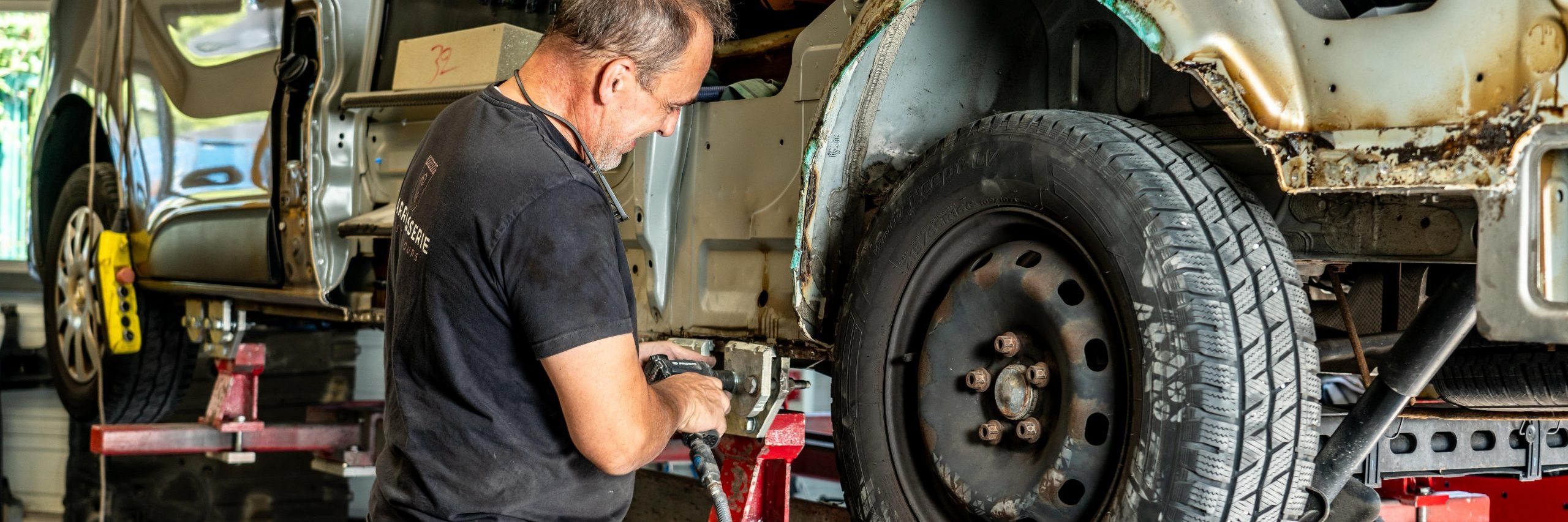 Tôlier carrosserie des contours